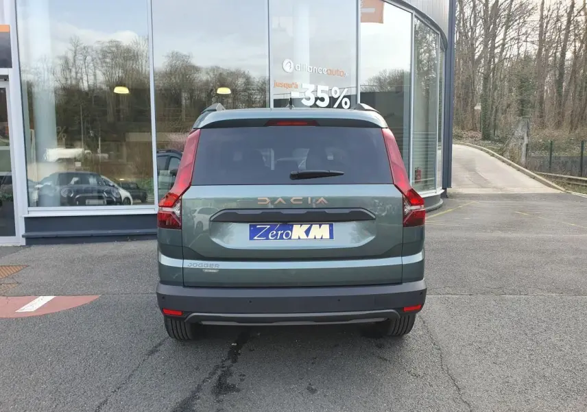 Vue arrière d'un Dacia Jogger vert cèdre 2026 avec logo et feux verticaux caractéristiques.