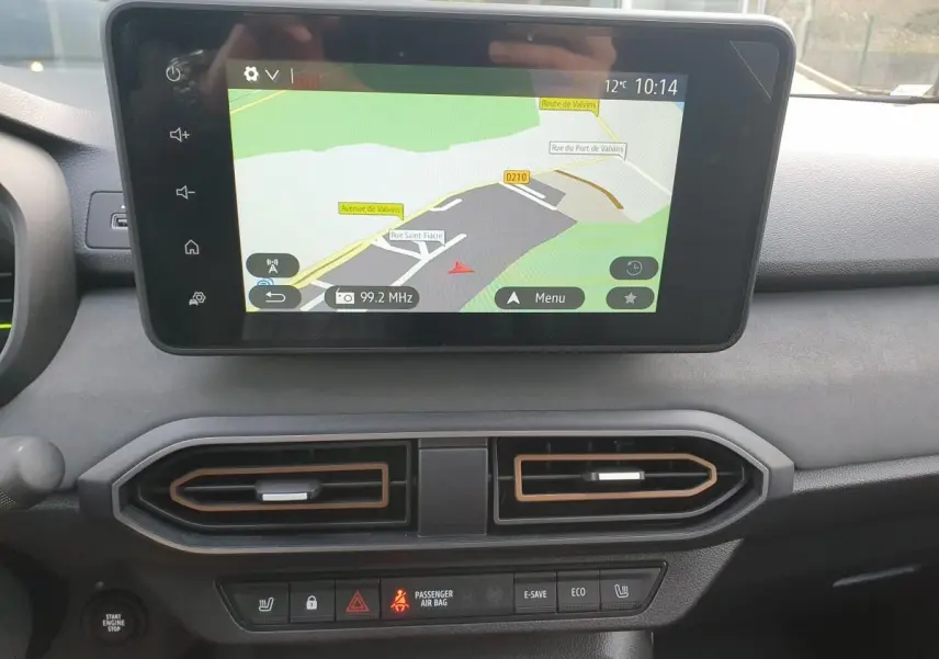 Vue rapprochée de l’écran tactile central du tableau de bord du Dacia Jogger 2026 avec navigation affichée.