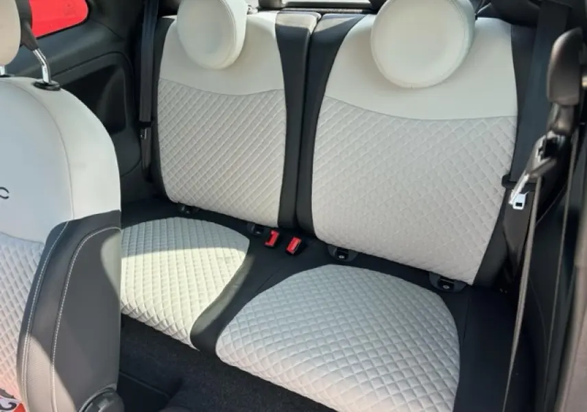 Vue intérieure sur les sièges arrière gris clair matelassés de la Fiat 500C Cabriolet 2021, avec détails noirs.
