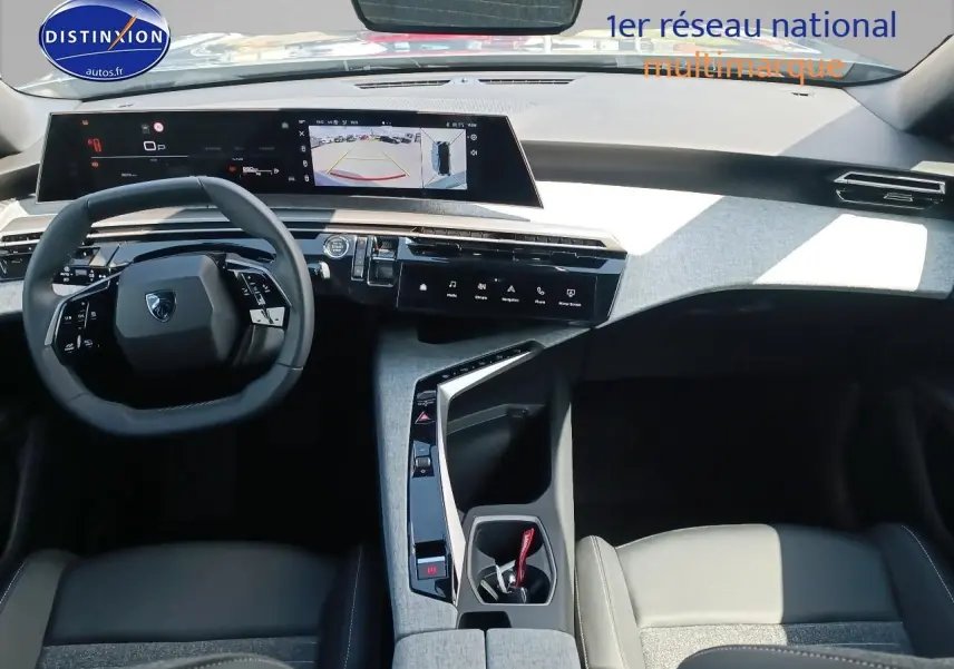 Vue intérieure avant du Peugeot 3008 2025, tableau de bord moderne avec écran tactile et volant multifonction cuir.