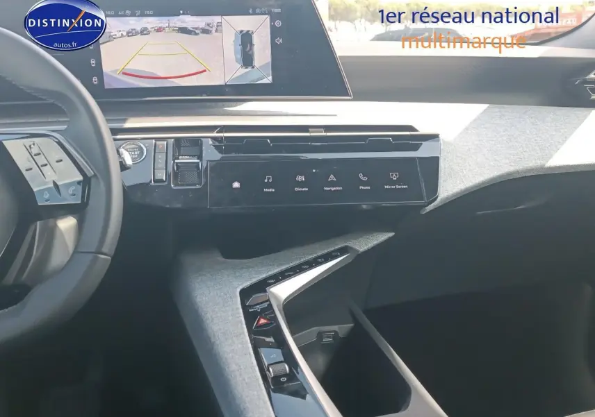 Vue intérieure du tableau de bord et console centrale du Peugeot 3008 1.2 hybrid 145 allure e-dcs6, avec écran tactile et volant multifonction.