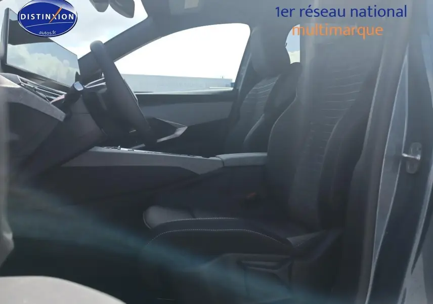 Vue latérale intérieure côté conducteur du Peugeot 3008 bleu 2025, mettant en valeur les sièges et le volant cuir multifonction.