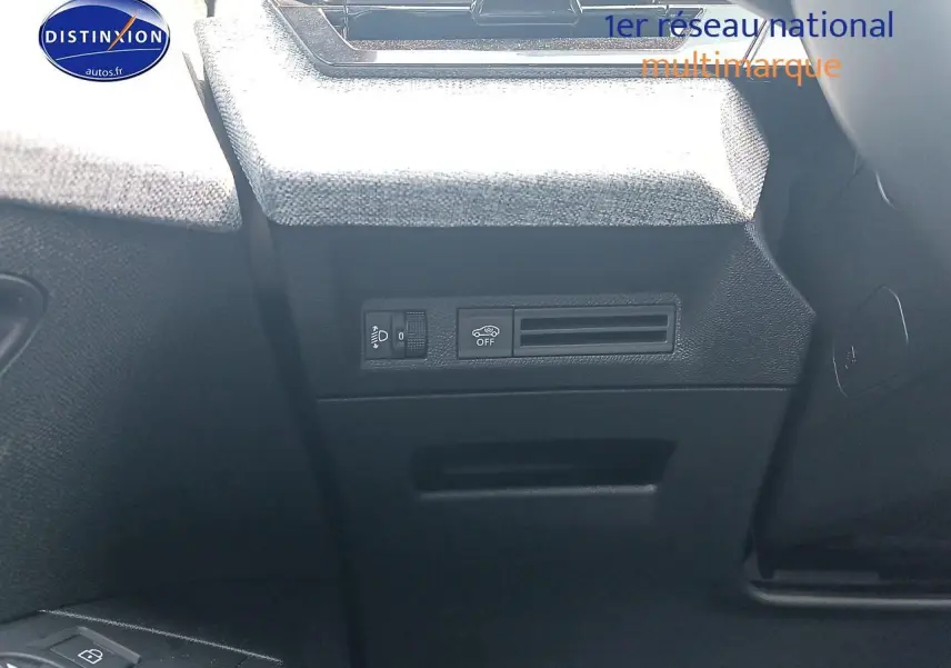 Vue intérieure du tableau de bord côté gauche du Peugeot 3008 bleu 2025 avec commandes d'éclairage et désactivation assistée.