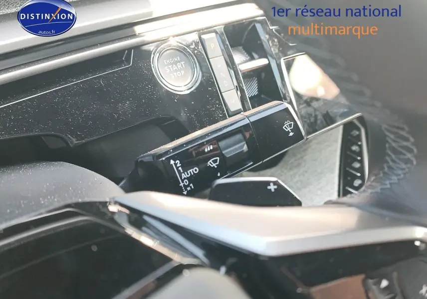 Détail intérieur du Peugeot 3008 2025 montrant le bouton start/stop et la commande d’essuie-glace côté droit du volant.