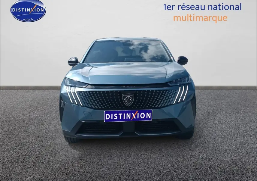 Vue avant d’un Peugeot 3008 bleu 2025 avec calandre noire et feux LED distinctifs en griffes verticales.