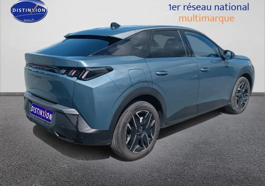 Peugeot 3008 bleu en vue 3/4 arrière droit, avec jantes alu noires et vitres arrière surteintées.
