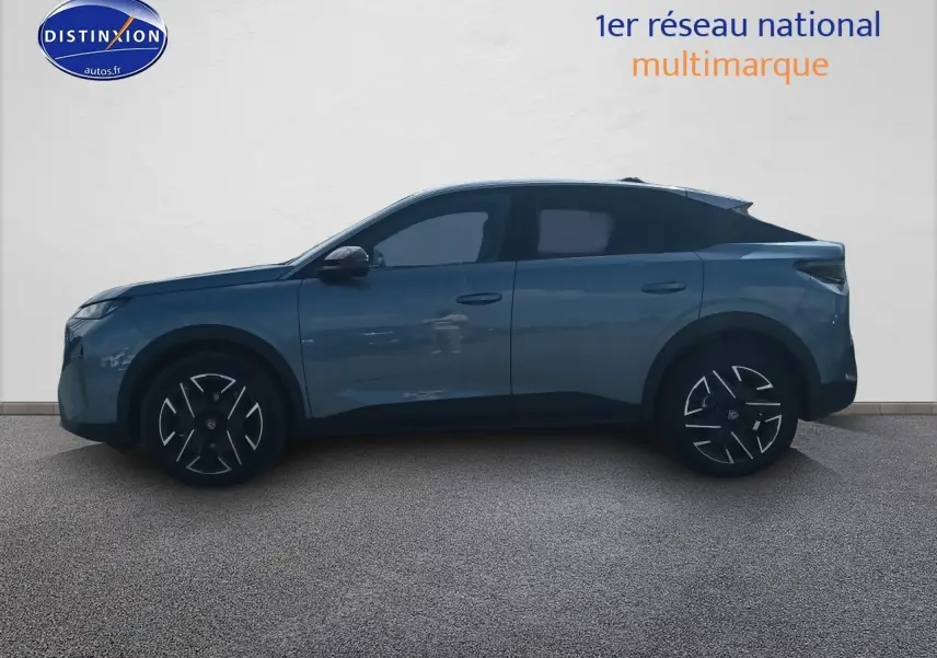 Peugeot 3008 bleu en vue profil côté gauche, soulignant ses jantes alu et lignes modernes.