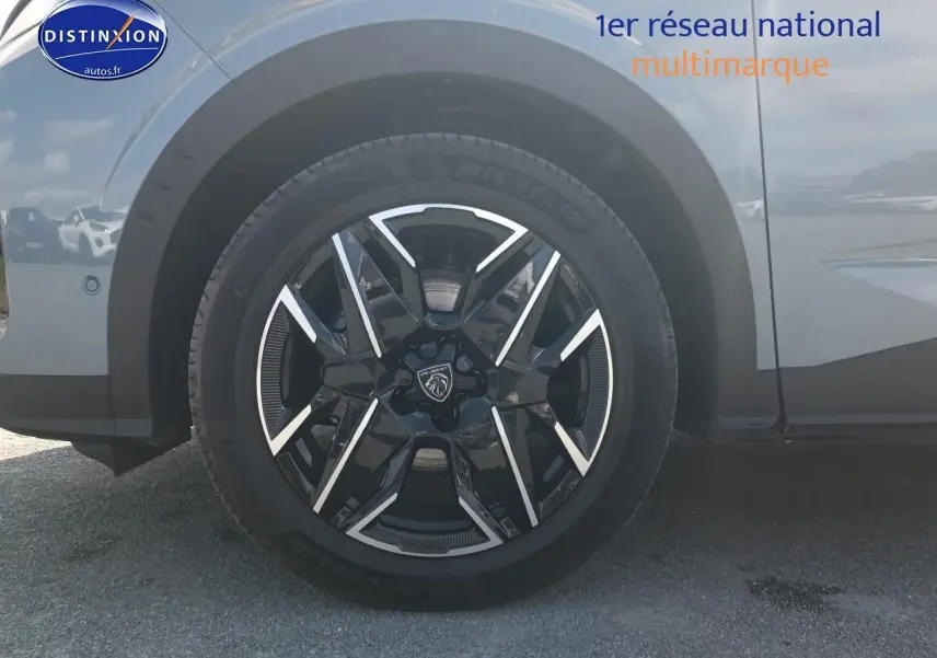 Gros plan sur la roue avant gauche du Peugeot 3008 bleu 2025 avec jante alu noire et argentée au design moderne.