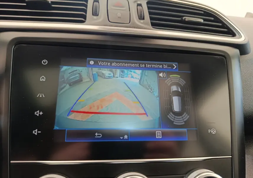 Écran tactile intérieur du Renault Kadjar affichant la caméra de recul et les capteurs de stationnement.