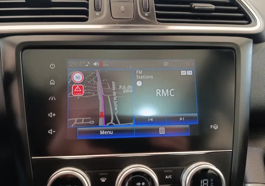 Écran tactile central du tableau de bord du Renault Kadjar blanc 2020 affichant navigation et radio RMC.