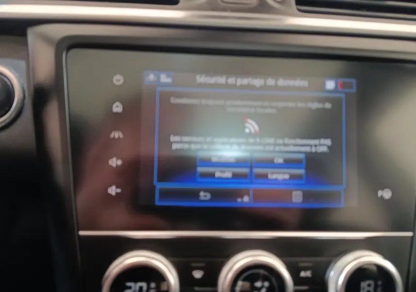 Gros plan sur l'écran tactile central et commandes de climatisation du Renault Kadjar blanc, version Black Edition 2020.