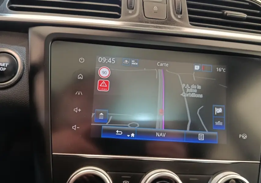 Vue rapprochée de l’écran tactile de navigation du Renault Kadjar 2020 avec affichage carte et commandes autour.