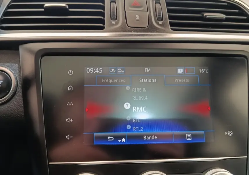 Écran tactile central du tableau de bord du Renault Kadjar blanc, affichant les stations radio FM à 09h45.