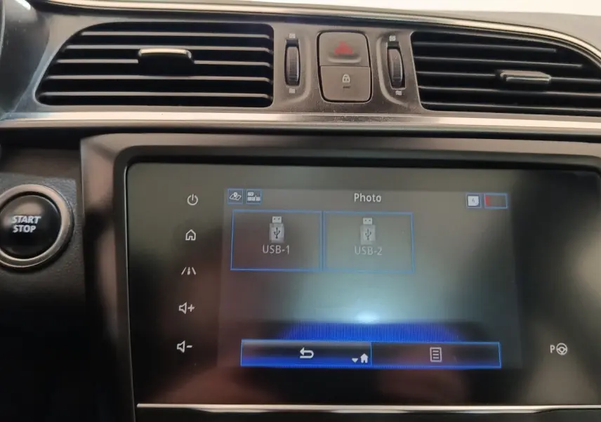 Écran tactile central du tableau de bord du Renault Kadjar 2020, avec boutons de commande et bouton start/stop visible.