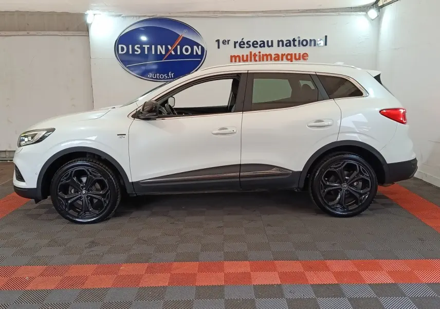 Profil côté gauche du Renault Kadjar Black Edition blanc, avec jantes noires et détails noirs sur bas de caisse.