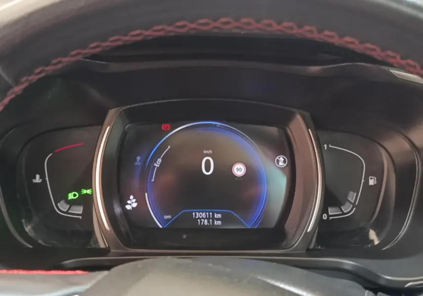 Vue rapprochée du tableau de bord numérique du Renault Kadjar blanc, affichant la vitesse à 0 km/h et divers indicateurs.