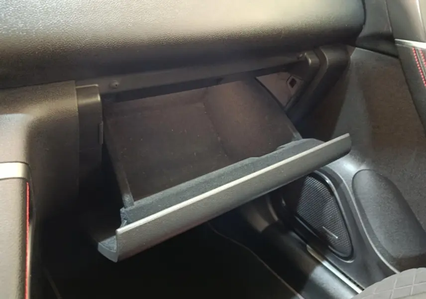 Vue intérieure côté passager du coffre à gants ouvert du Renault Kadjar Black Edition 2020 avec surpiqûres rouges visibles.