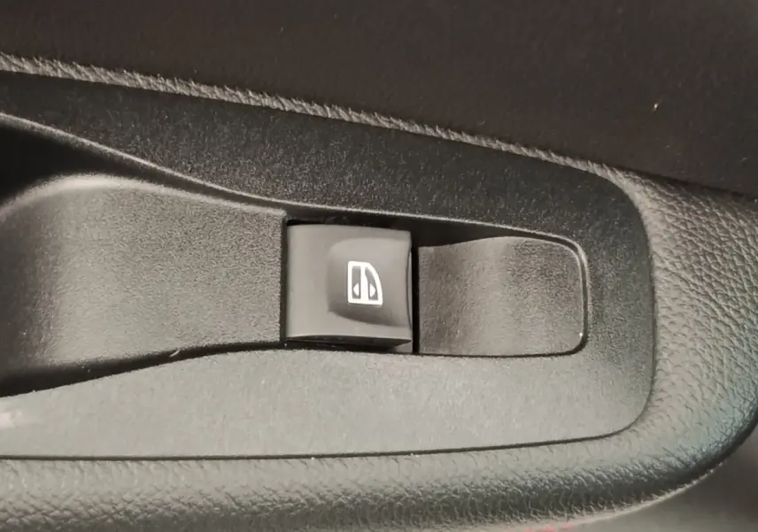Bouton de commande de lève-vitre électrique noir sur panneau de porte intérieur du Renault Kadjar blanc Black Edition 2020.