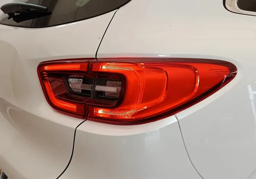 Gros plan sur le feu arrière droit rouge du Renault Kadjar blanc, version Black Edition Blue dCi 115 de 2020.