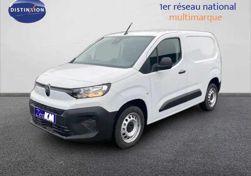 Vue 3/4 avant droite d'un Citroën Berlingo Fourgon blanc avec porte latérale coulissante et jantes acier.
