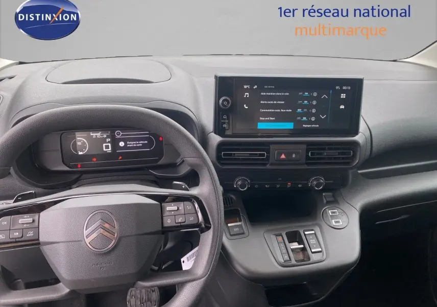 Vue intérieure du tableau de bord du Citroën Berlingo Fourgon blanc 2025, avec volant multifonction et écran tactile central.