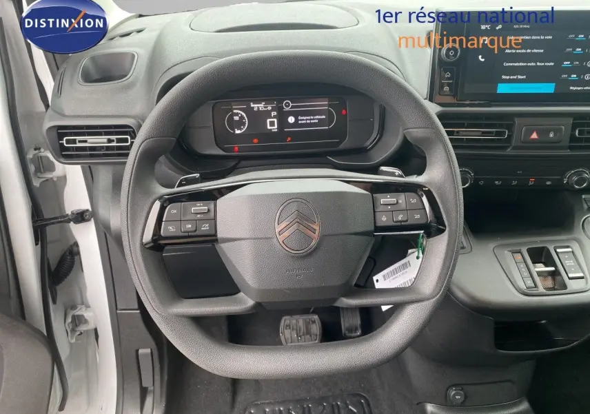 Vue intérieure centrée sur le volant multifonction et tableau de bord numérique du Citroën Berlingo Fourgon blanc 2025.