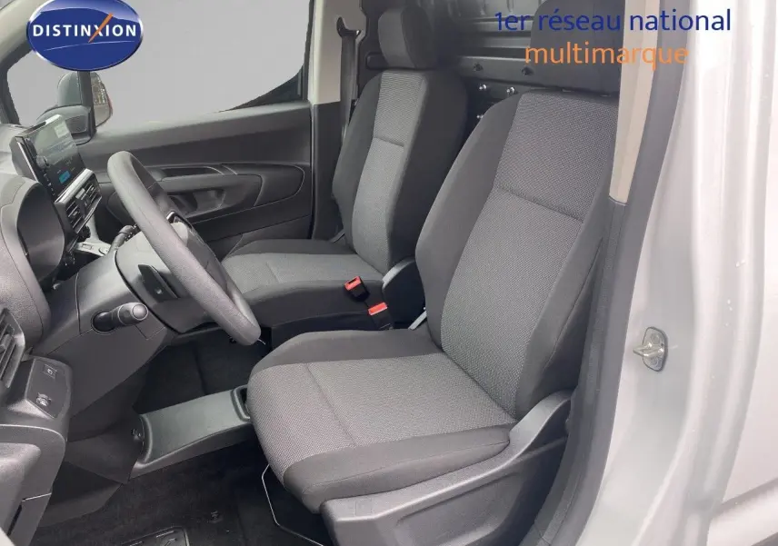 Vue intérieure côté conducteur du Citroën Berlingo Fourgon blanc 2025, sièges gris et volant multifonction visible.
