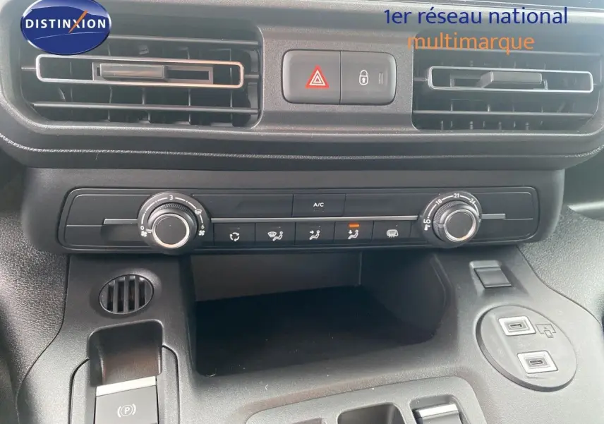 Vue rapprochée du tableau de bord noir du Citroën Berlingo Fourgon 2025, montrant la climatisation et commandes centrales.