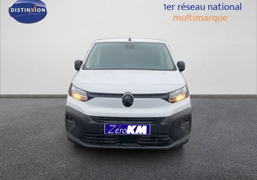 Vue avant d'un Citroën Berlingo Fourgon blanc 2025 avec feux allumés et pare-chocs noir.