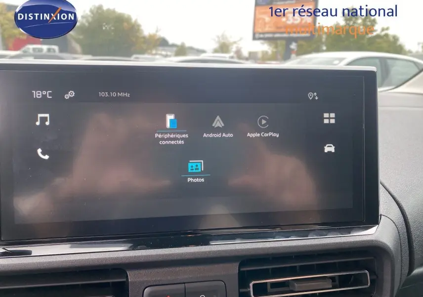 Écran tactile central du tableau de bord du Citroën Berlingo Fourgon blanc, affichant les options Android Auto et Apple CarPlay.