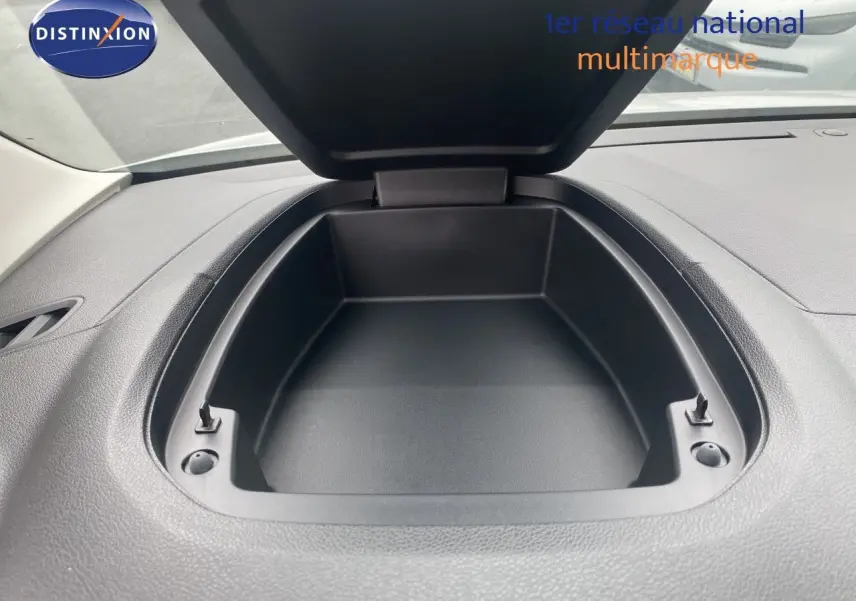 Vue rapprochée du rangement ouvert sur le tableau de bord noir du Citroën Berlingo Fourgon blanc, version 2025.