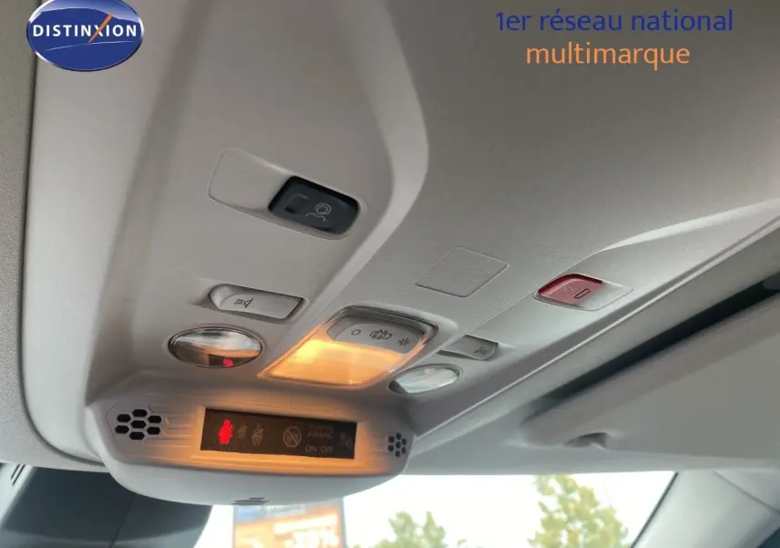 Vue intérieure du plafonnier avec commandes d’éclairage et indicateurs d’airbag allumés dans un Citroën Berlingo blanc.