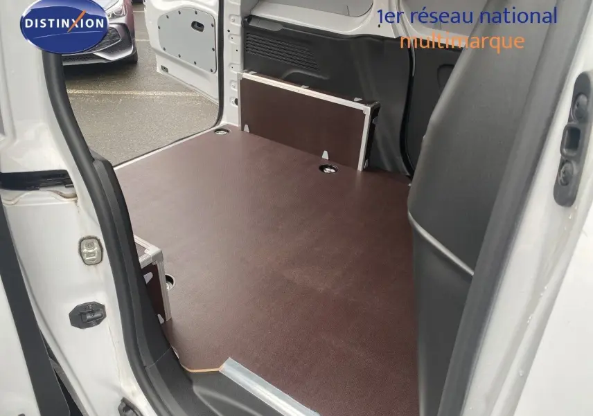 Vue intérieure de la zone de chargement du Citroën Berlingo Fourgon blanc avec porte latérale ouverte.