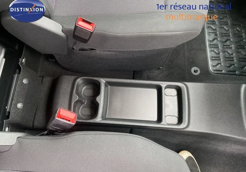 Vue plongeante sur la console centrale noire entre les sièges avant gris du Citroën Berlingo Fourgon 2025.