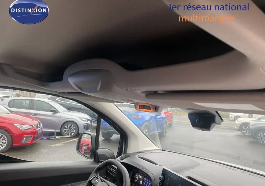 Vue intérieure du poste de conduite du Citroën Berlingo Fourgon blanc, avec tableau de bord et volant multifonction visibles.