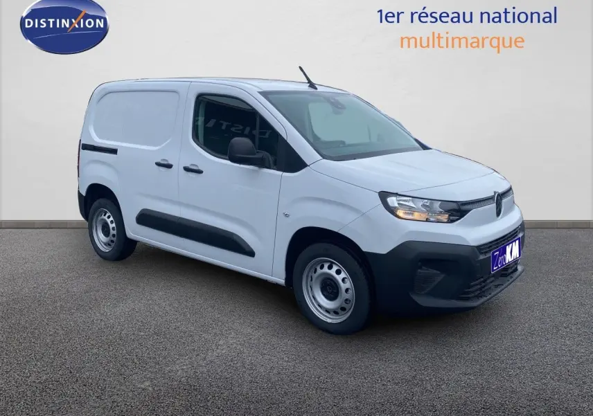 Vue 3/4 avant droit d’un Citroën Berlingo Fourgon blanc avec porte latérale coulissante et jantes acier.