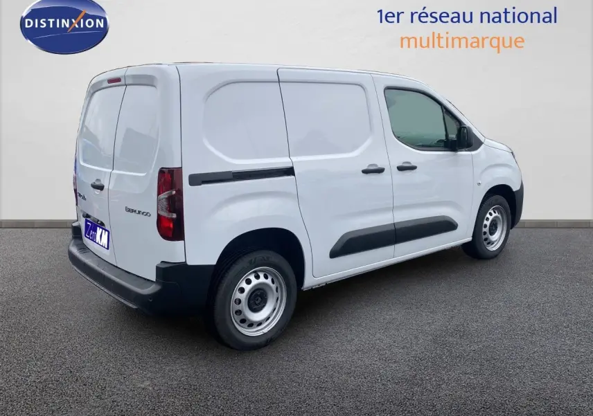 Vue 3/4 arrière droite d'un Citroën Berlingo Fourgon blanc avec porte latérale coulissante et double portes arrière.