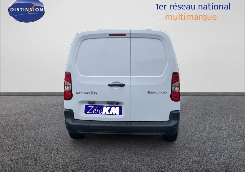 Vue arrière d’un utilitaire Citroën Berlingo Fourgon blanc avec double portes arrière et pare-chocs noir.