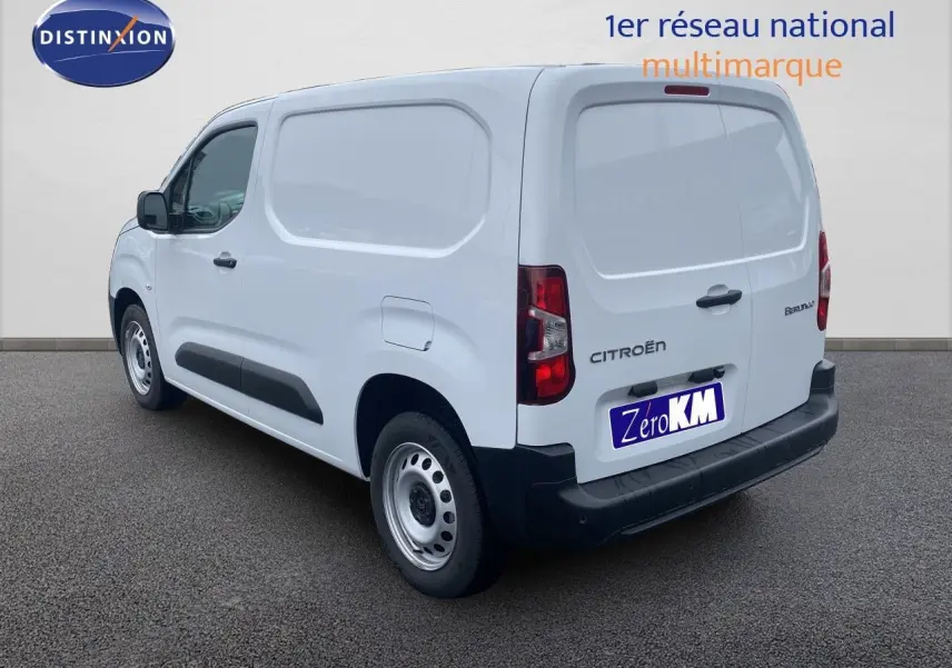 Vue 3/4 arrière droite d'un Citroën Berlingo Fourgon blanc avec porte latérale coulissante et double portes arrière.