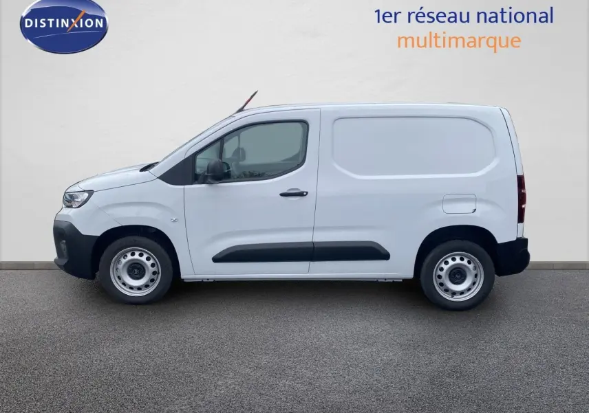 Profil droit d’un utilitaire Citroën Berlingo Fourgon blanc 2025 avec porte latérale coulissante et protections noires.