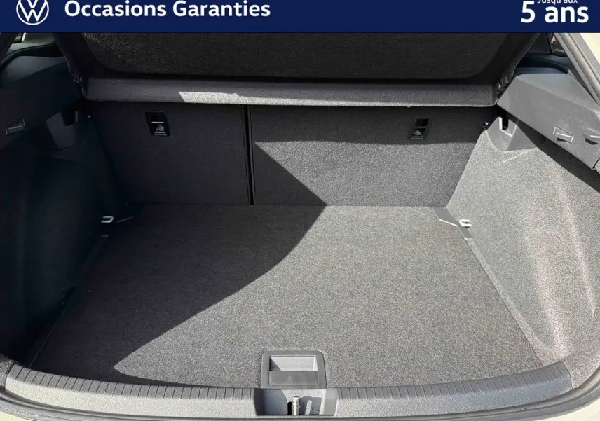 Coffre ouvert du Volkswagen Taigo gris 2025, montrant un espace de chargement propre et spacieux.