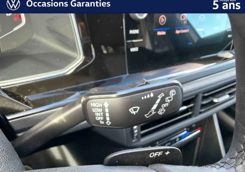 Vue rapprochée de l'intérieur du Volkswagen Taigo 2025, montrant la commande d'essuie-glace et le tableau de bord digital.