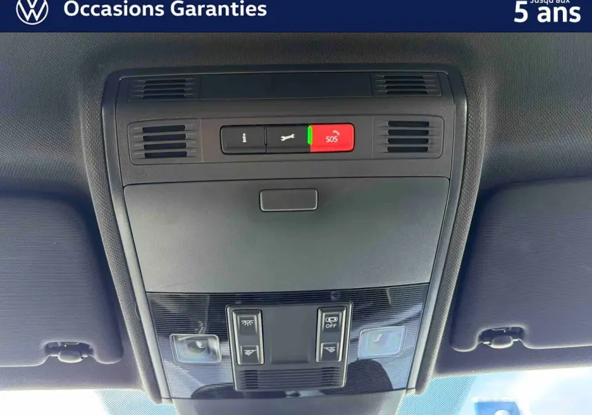 Vue intérieure en gros plan du plafonnier gris avec commandes d’éclairage et bouton SOS d’un Volkswagen Taigo.