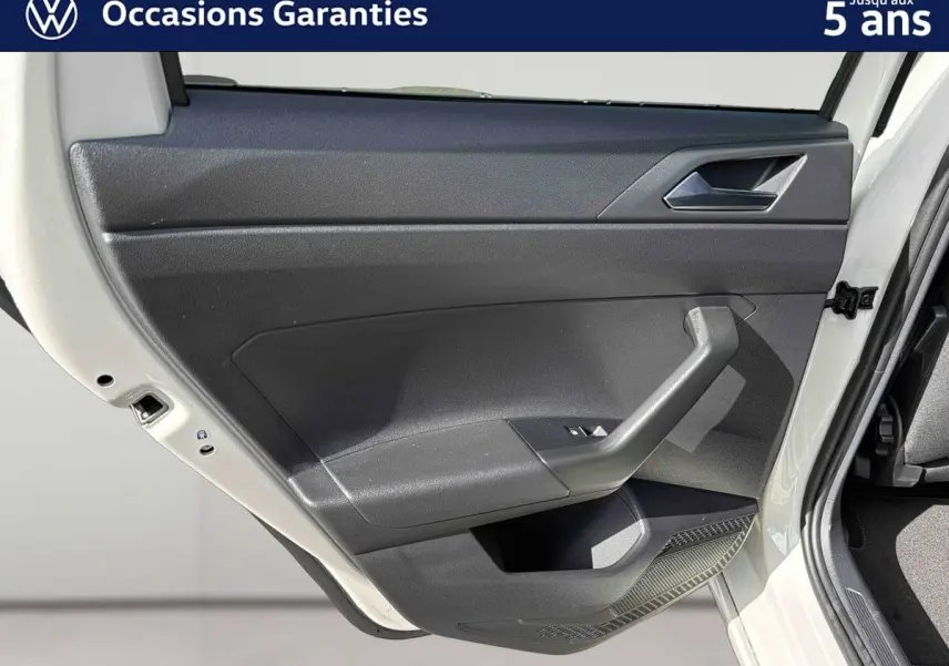 Vue rapprochée de la porte arrière gauche grise du Volkswagen Taigo 2025 avec intérieur noir et poignée intégrée.
