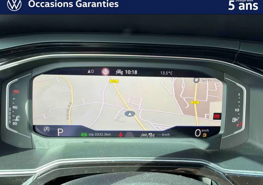 Affichage numérique du tableau de bord du Volkswagen Taigo 2025 montrant la navigation et les indicateurs de vitesse et température.