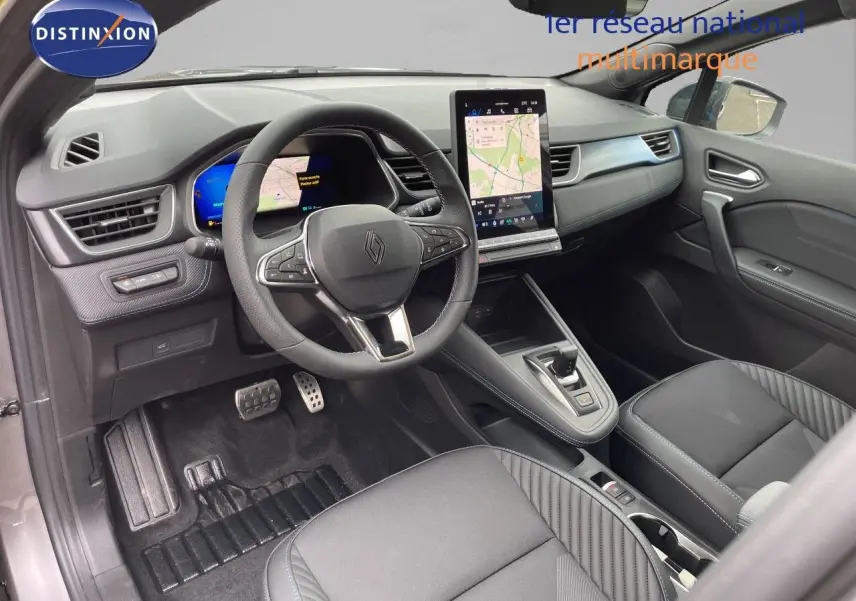 Vue intérieure côté conducteur du Renault Symbioz gris cassiopée, avec tableau de bord digital et écran tactile vertical.