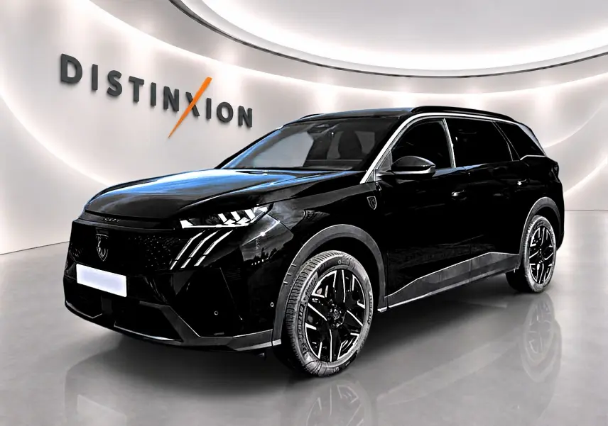 Peugeot 5008 Hybrid 145 GT noir en 3/4 avant droit, avec jantes alu et phares LED distinctifs.