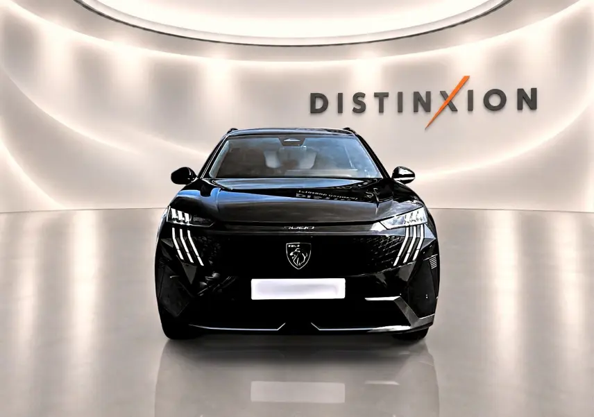 Vue avant d'un Peugeot 5008 noir 2025 avec phares LED et calandre distinctive dans un showroom lumineux.