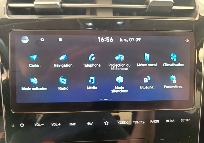 Écran tactile central du tableau de bord du Hyundai Tucson 2021 affichant les icônes de navigation, téléphone et climatisation.