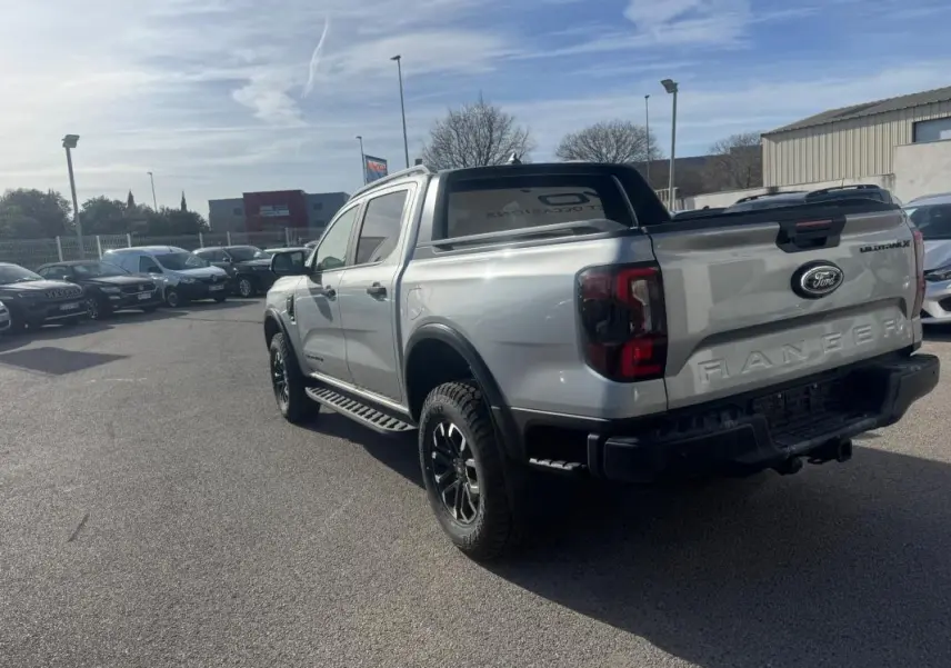 Ford Ranger Wildtrak gris vu en 3/4 arrière droit, avec jantes alliage noires et vitres surteintées.